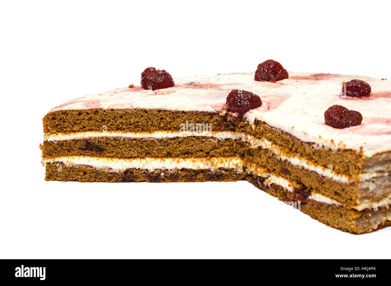 Su uno sfondo bianco fette di torta al cioccolato di torte a base di pan di spagna con le fragole Foto Stock