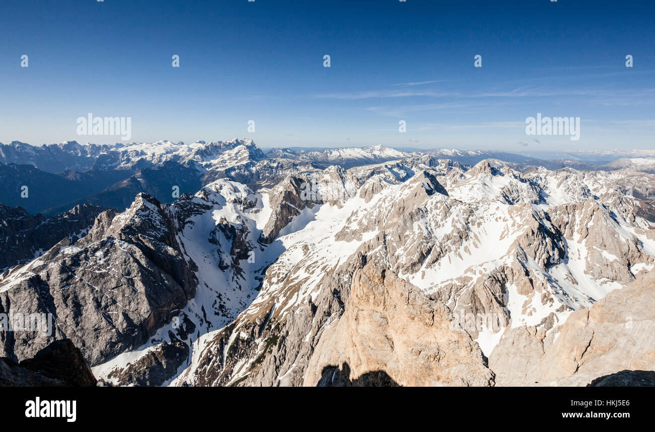 Auf der Punta Rocca bei der Marmolada im Trentino, Ausblick vom Gipfel in die Palagruppe, Fassatal, Dolomiten, Trentino-Suedtirol, Italien, Alpen, Eur Foto Stock