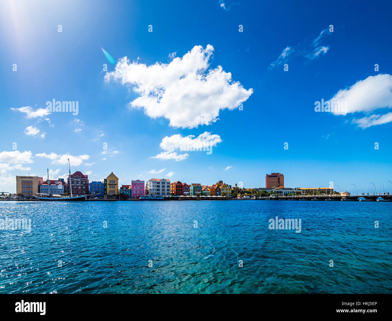 Coloratissima fila di case in Dutch-Caribbean stile coloniale sul lungomare, quartiere di Punda, Handelskade, Willemstad, dei Caraibi Foto Stock
