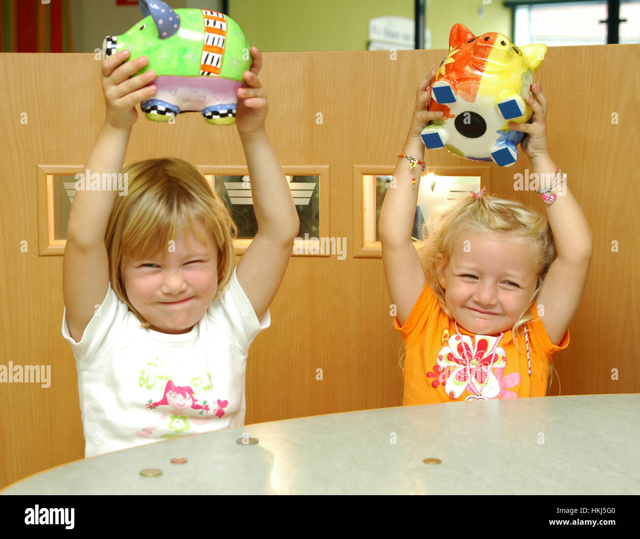 I bambini con il salvadanaio Foto Stock
