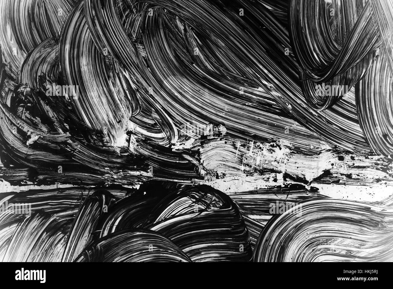 Abstract foto di sfondo texture, bianco curvato pennellate di vernice su pattern muro nero Foto Stock
