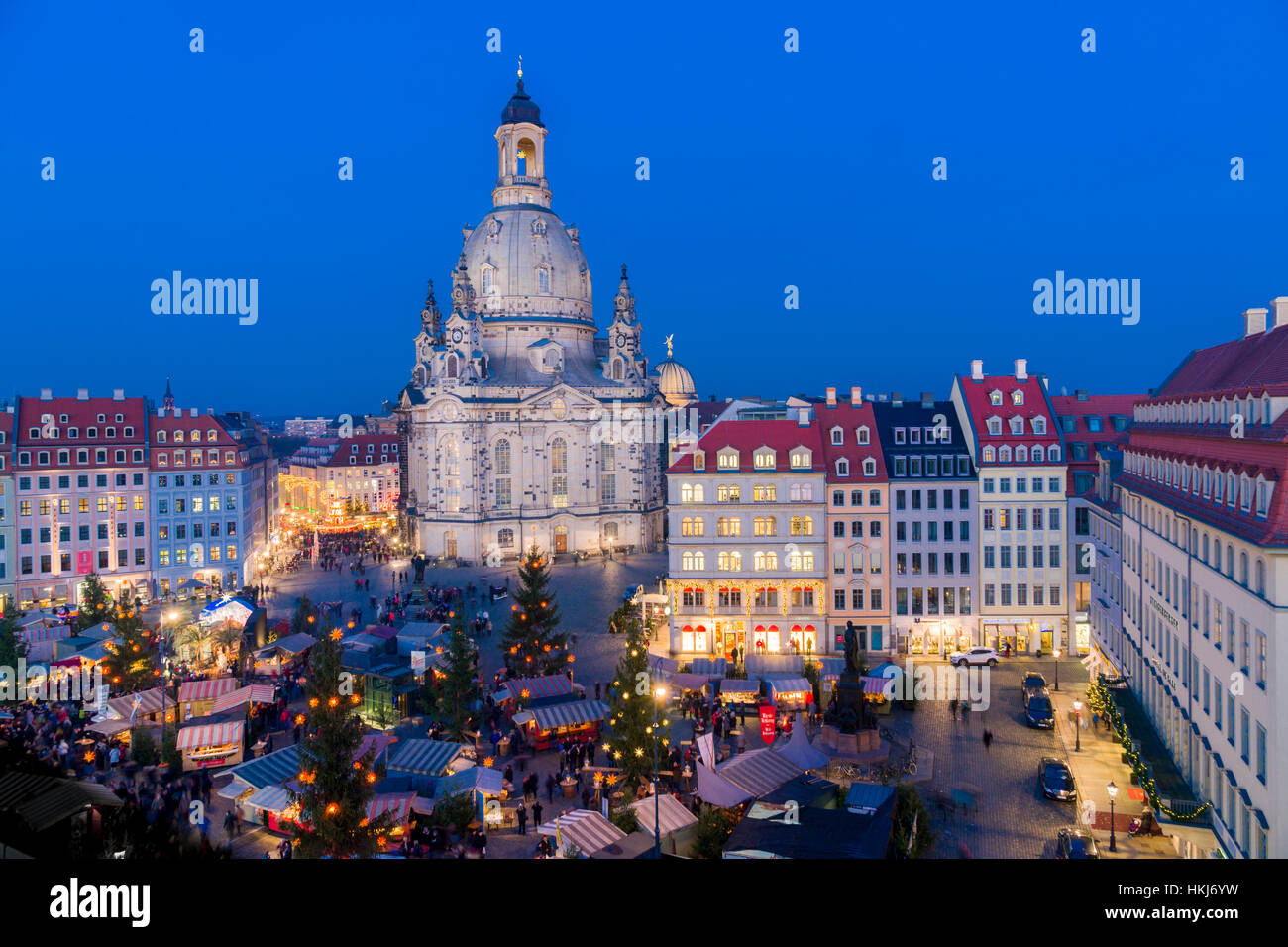 Storico in stile rinascimentale con il mercatino di Natale a Neumarkt davanti alla chiesa di Nostra Signora di Dresda, Sassonia, Germania Foto Stock