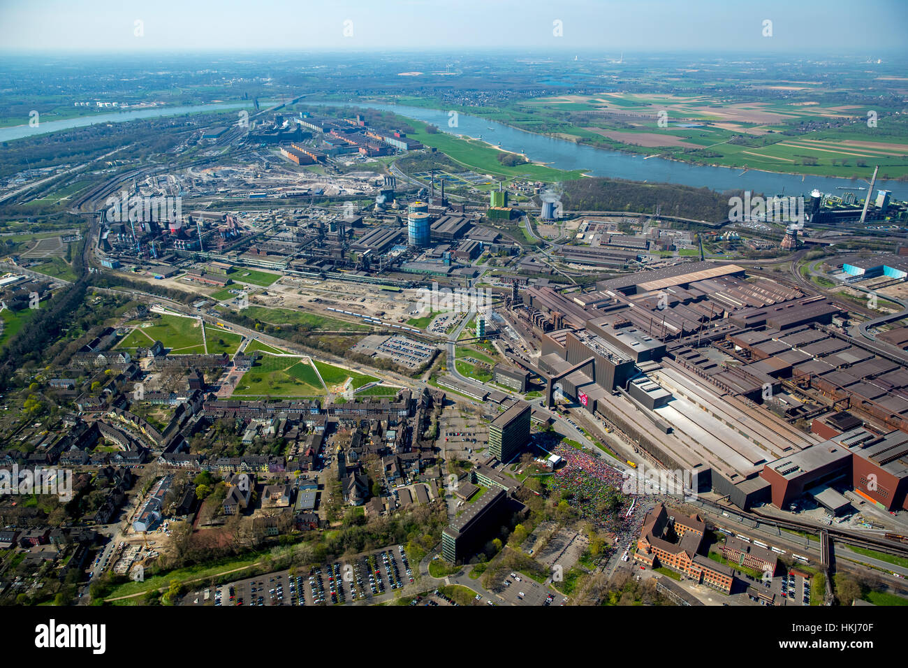 Luftbild, ThyssenKrupp Steel, Duisburg, 16 000 Stahlbeschäftigte haben heute beim Stahlaktionstag der IG Metall vor der Thyssen-Krupp Steel-Zentrale ho Foto Stock