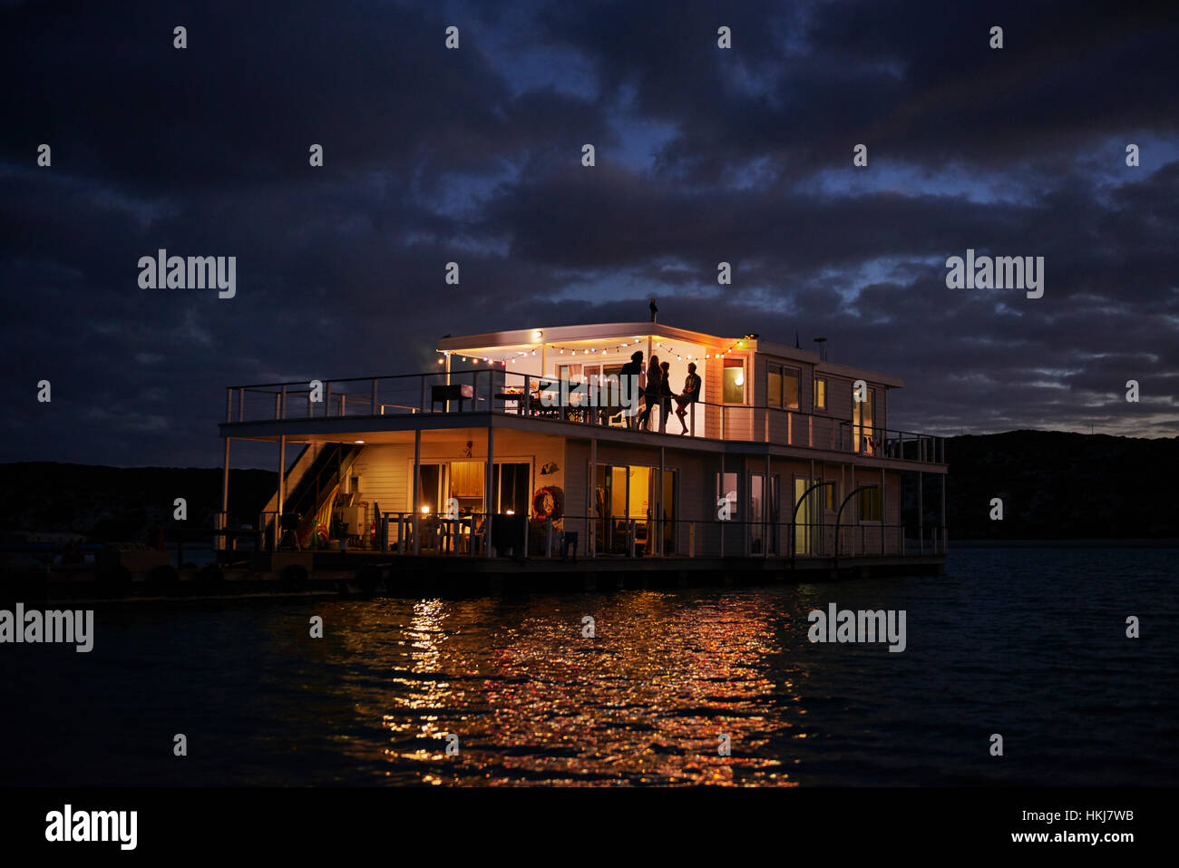 Estate houseboat illuminata di notte ocean Foto Stock