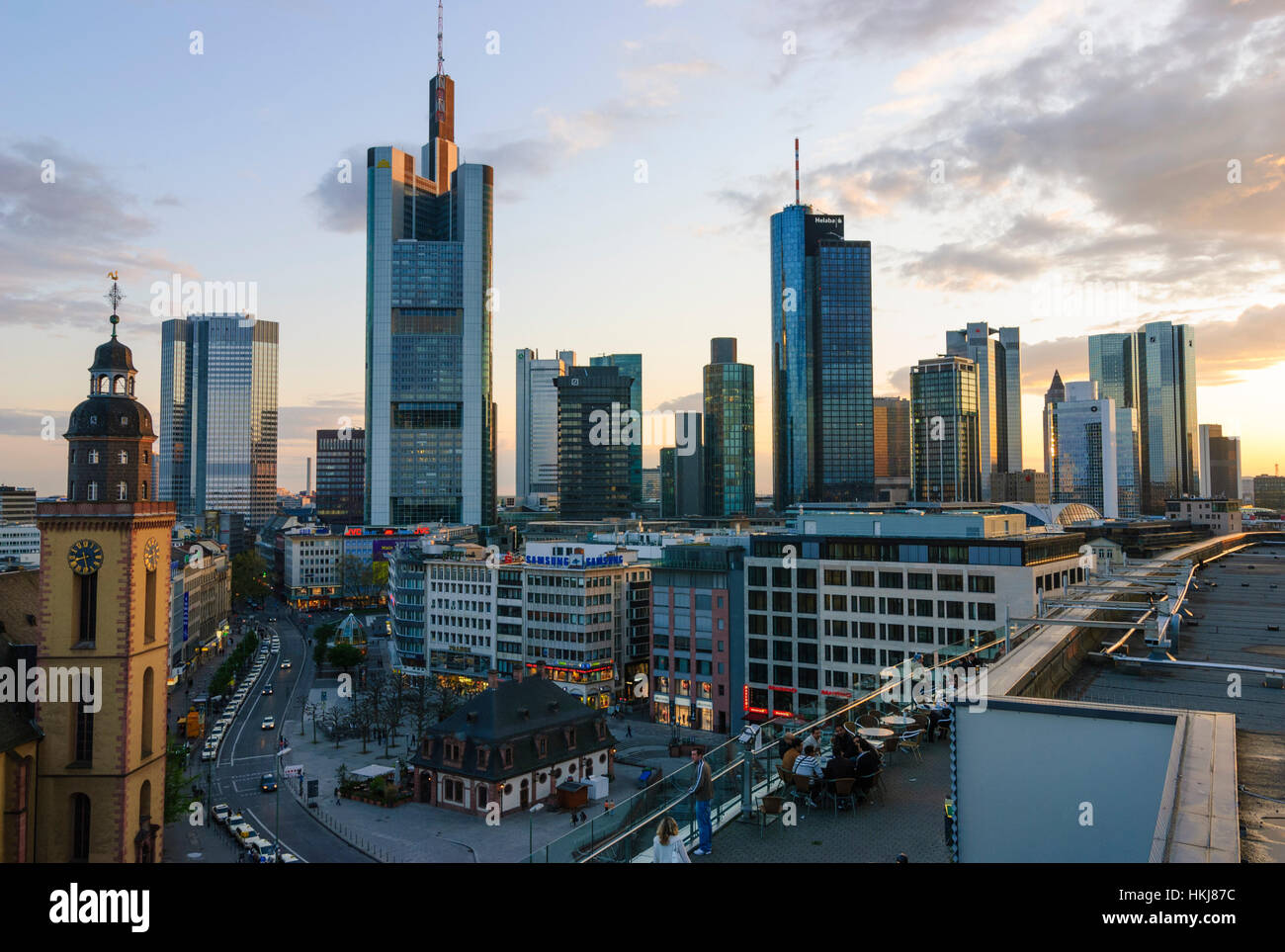 Frankfurt am Main: guardare dal Centro commerciale Galeria Kaufhof sul centro della città con le alte sale delle banche, Zeil, Assia, Hesse, Germania Foto Stock