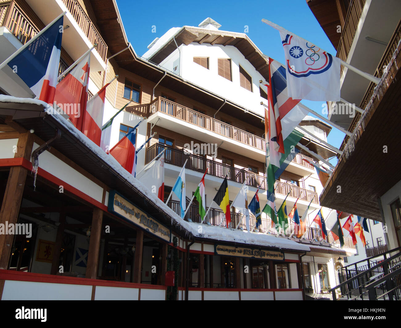SOCHI, Russia - 23 gennaio 2017: Street con le bandiere del mondo e la bandiera olimpica, montagna villaggio olimpico in Krasnaya Polyana, Sochi city Foto Stock