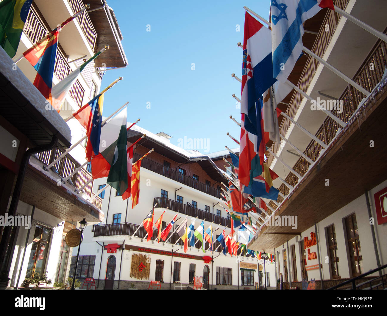 SOCHI, Russia - 23 gennaio 2017: Street con le bandiere del mondo e la bandiera olimpica, montagna villaggio olimpico in Krasnaya Polyana, Sochi city Foto Stock