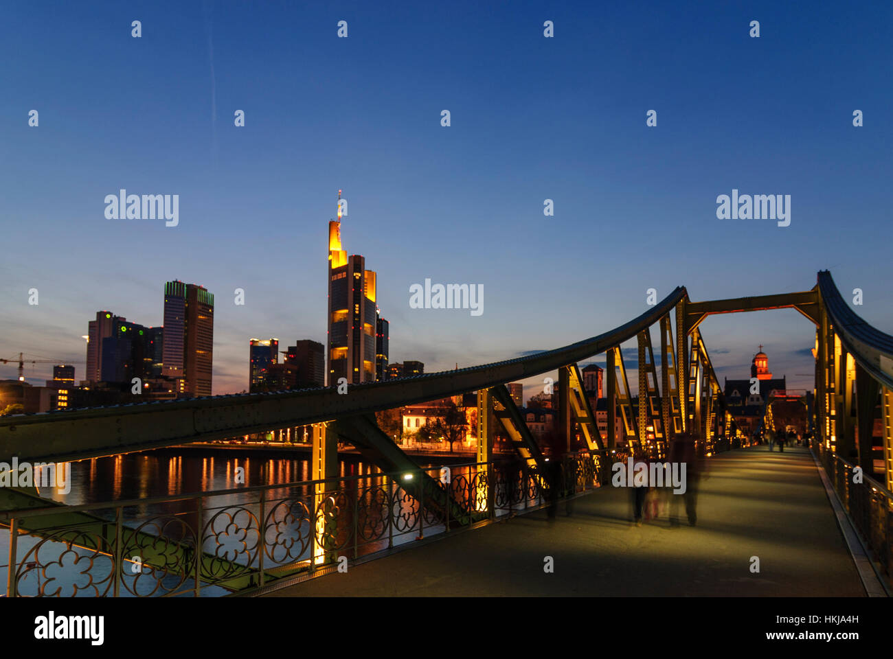 Frankfurt am Main: fiume Main con un alto-aumento skyline, bridge Eiserner Steg (ponte di ferro), Principale, Assia, Hesse, Germania Foto Stock