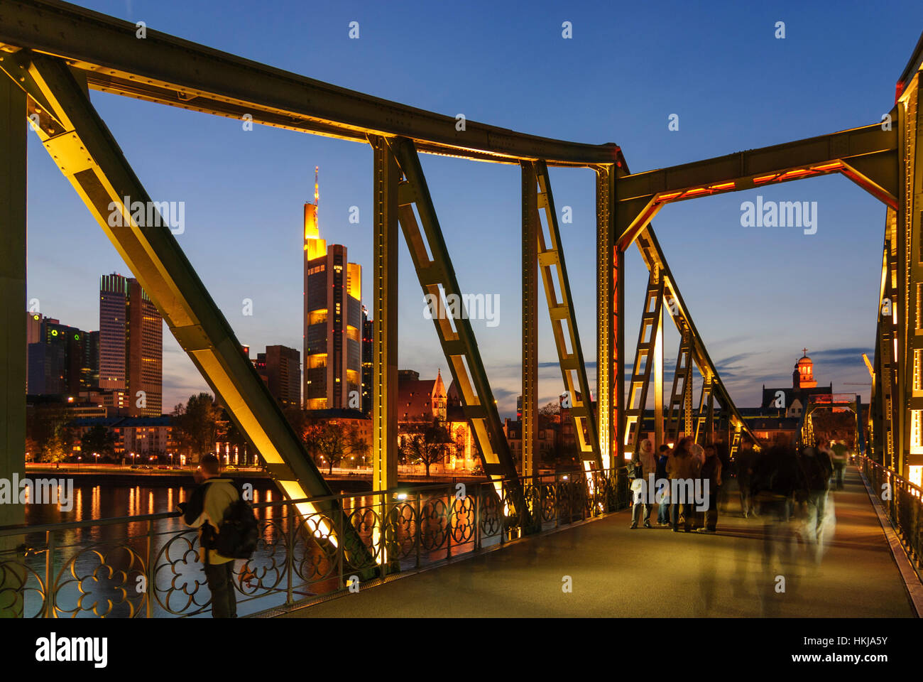 Frankfurt am Main: fiume Main con un alto-aumento skyline, bridge Eiserner Steg (ponte di ferro), Principale, Assia, Hesse, Germania Foto Stock