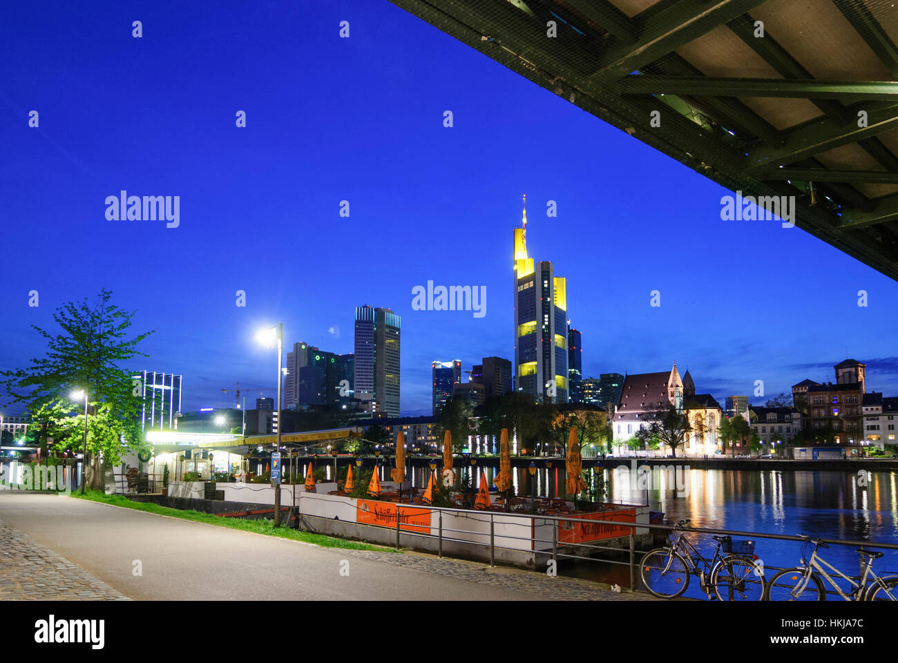 Frankfurt am Main: fiume Main con un alto-aumento skyline, Principale, Assia, Hesse, Germania Foto Stock