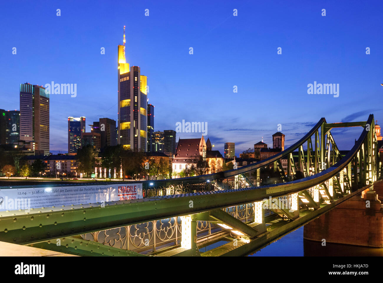 Frankfurt am Main: fiume Main con un alto-aumento skyline, bridge Eiserner Steg (ponte di ferro), Principale, Assia, Hesse, Germania Foto Stock