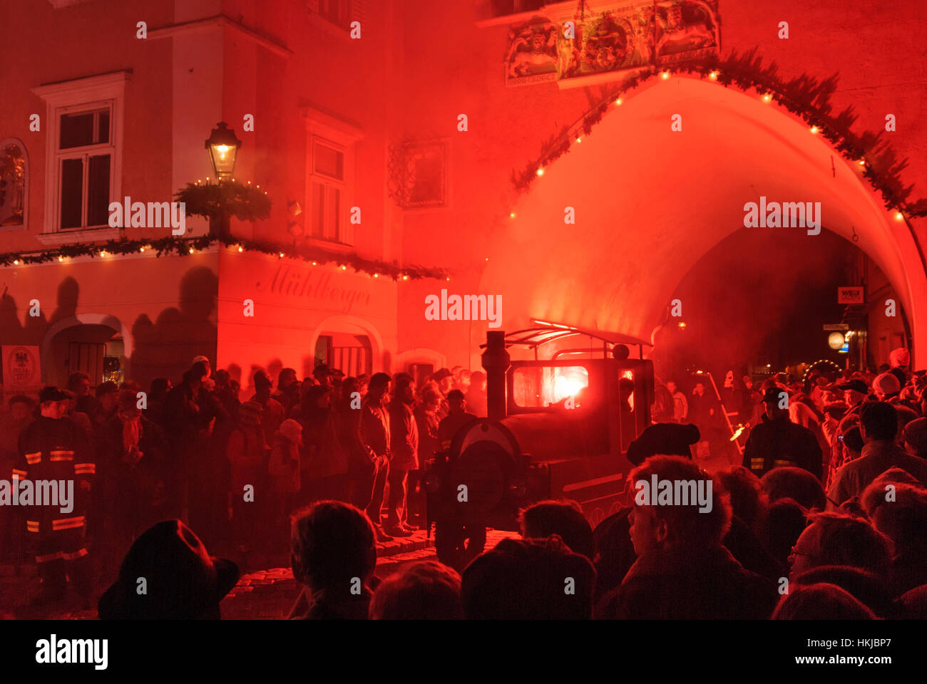 Retz: Perchtenlauf (Perchten run) all'arrivo nella piazza principale, Weinviertel, Niederösterreich, Austria Inferiore, Austria Foto Stock