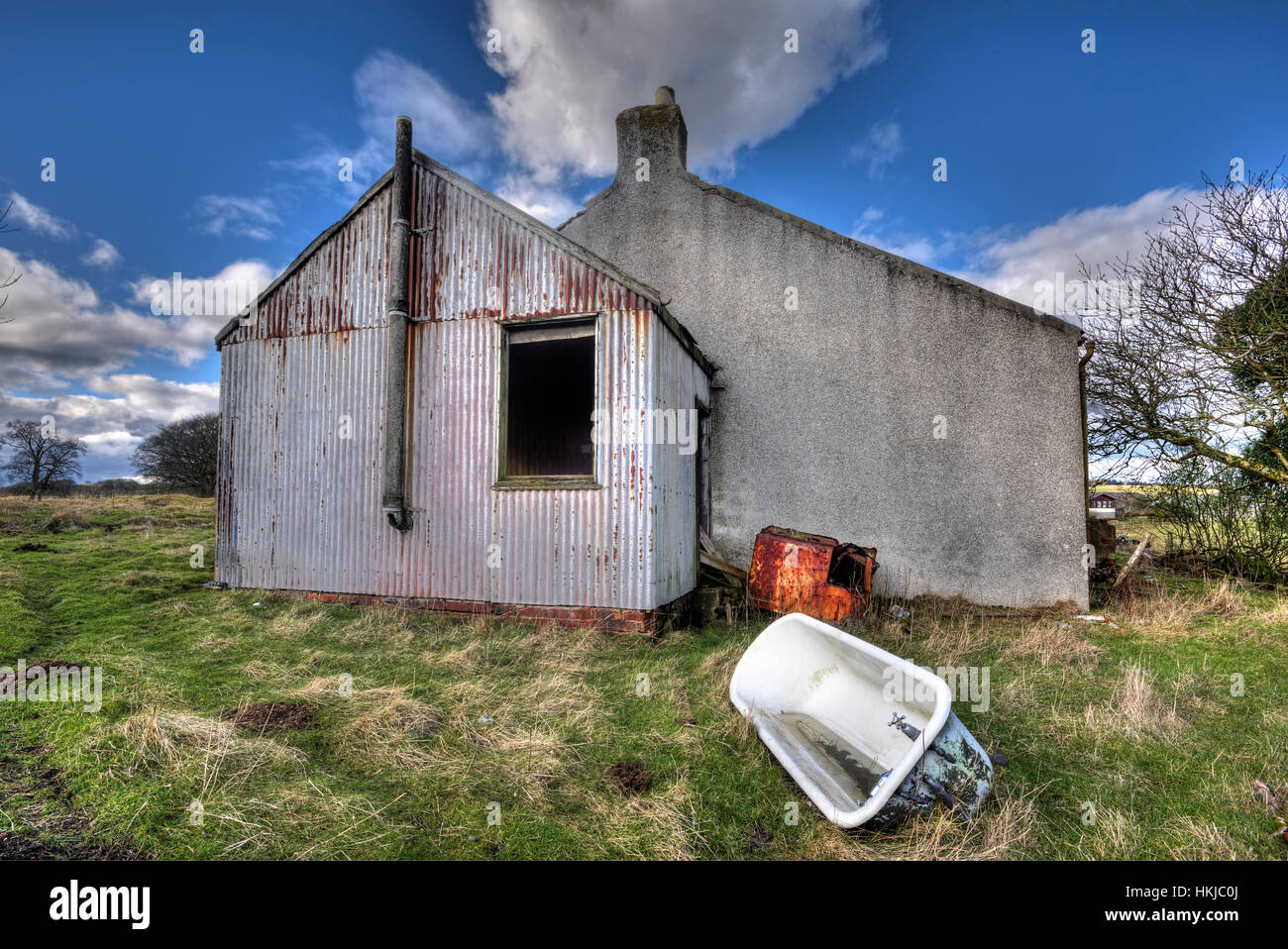 Cottage abbandonati e auto nei pressi del piccolo villaggio di Via Lanarkshire. Foto Stock