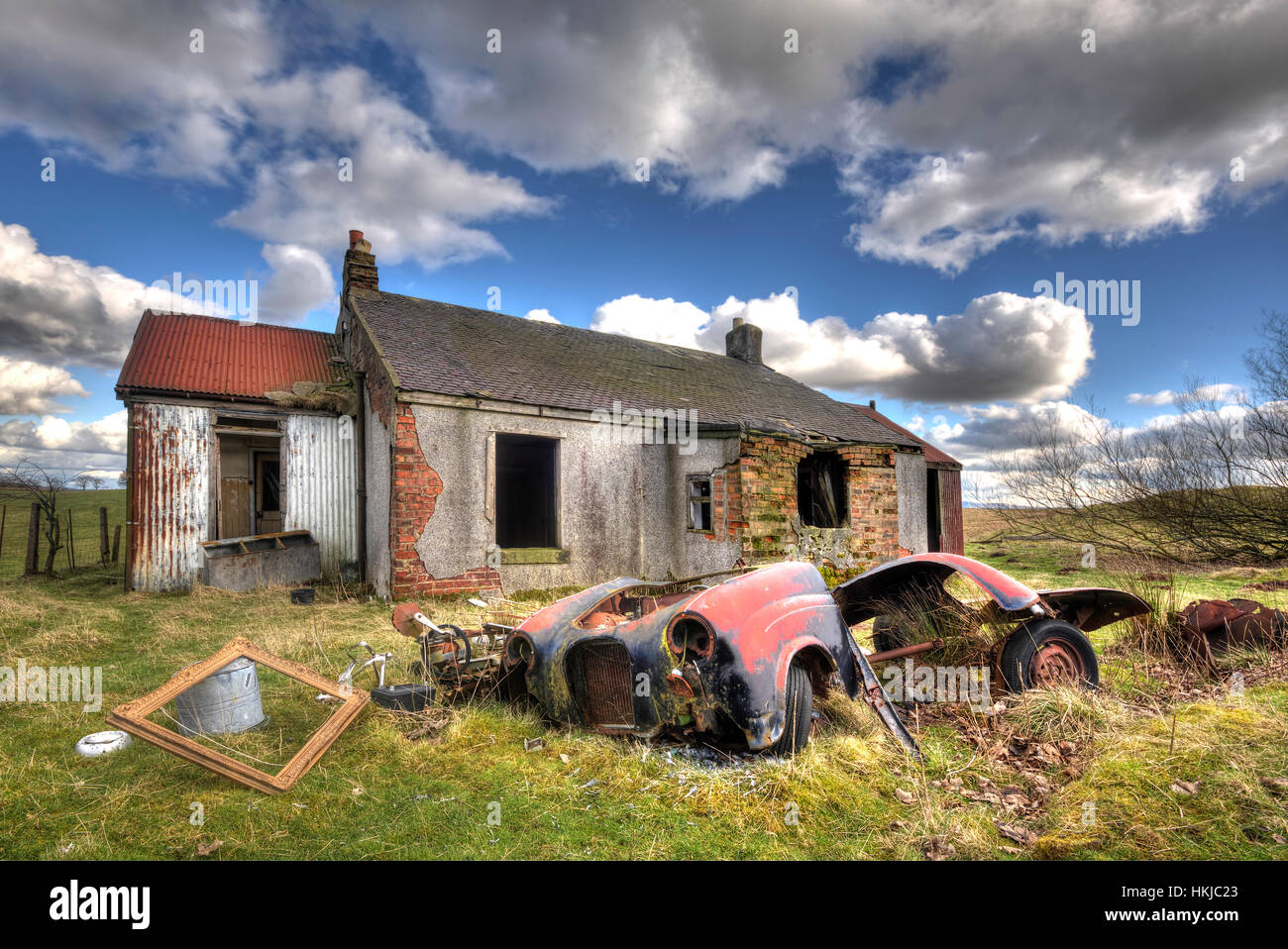 Cottage abbandonati e auto nei pressi del piccolo villaggio di Via Lanarkshire. Foto Stock