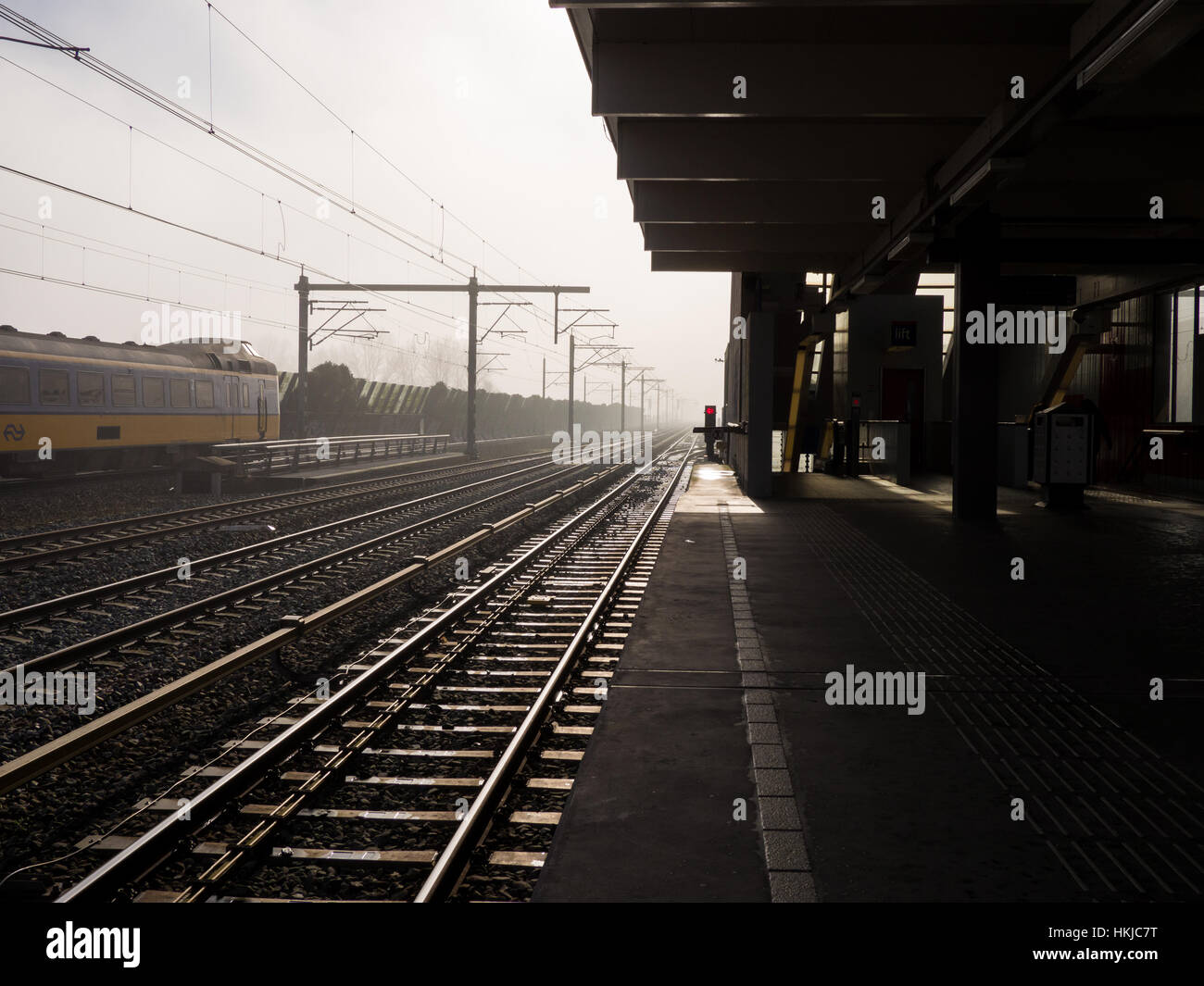 Stazione ferroviaria di la nebbia di mattina presto Foto Stock