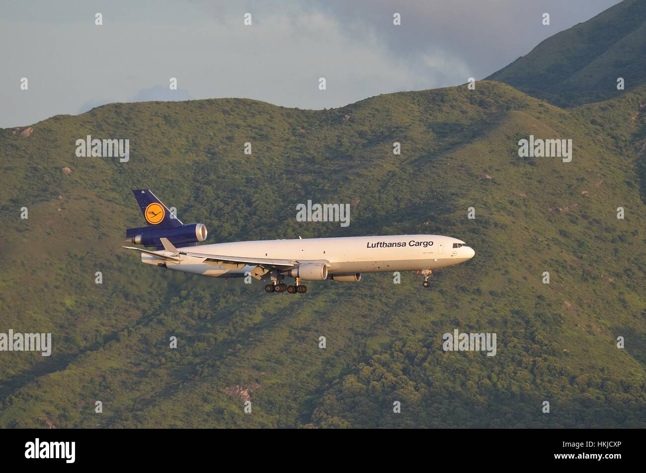 Lufthansa Cargo McDonnell Douglas MD-11F l'atterraggio all'Aeroporto Internazionale di Hong Kong Foto Stock