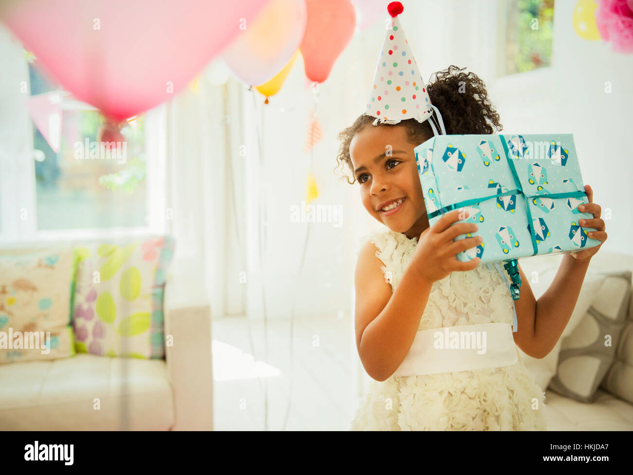 Curioso di scuotimento ragazza regalo di compleanno Foto Stock