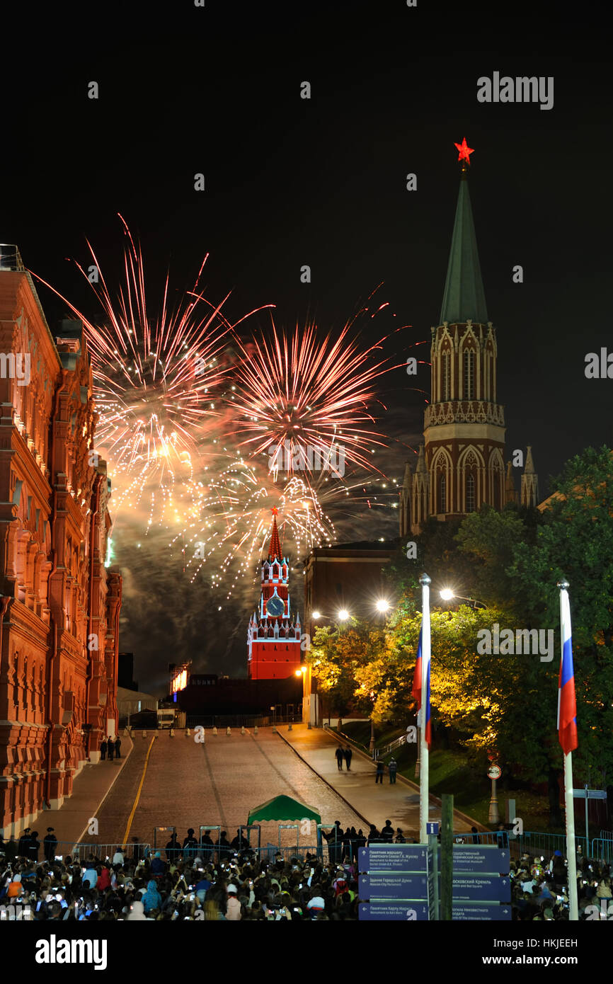 = fuochi d'artificio sopra il Salvatore Torre del Cremlino di Mosca = su Settembre 5th, 2015 a 22:40 i bellissimi fuochi d'artificio esploso sopra la Spasskaya (Salvatore) Foto Stock