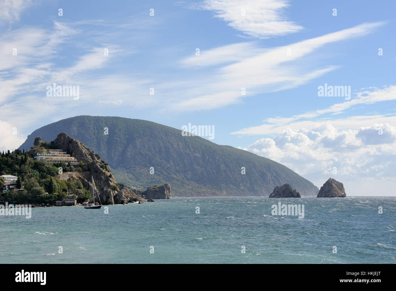 = Seascape di Gurzuf Bay = pittoresca vista da Gurzuf spiaggia pubblica sulle famose rocce Adalary (due Twin-Cliffs) e montagna Au-Dag soprannominato come " Foto Stock