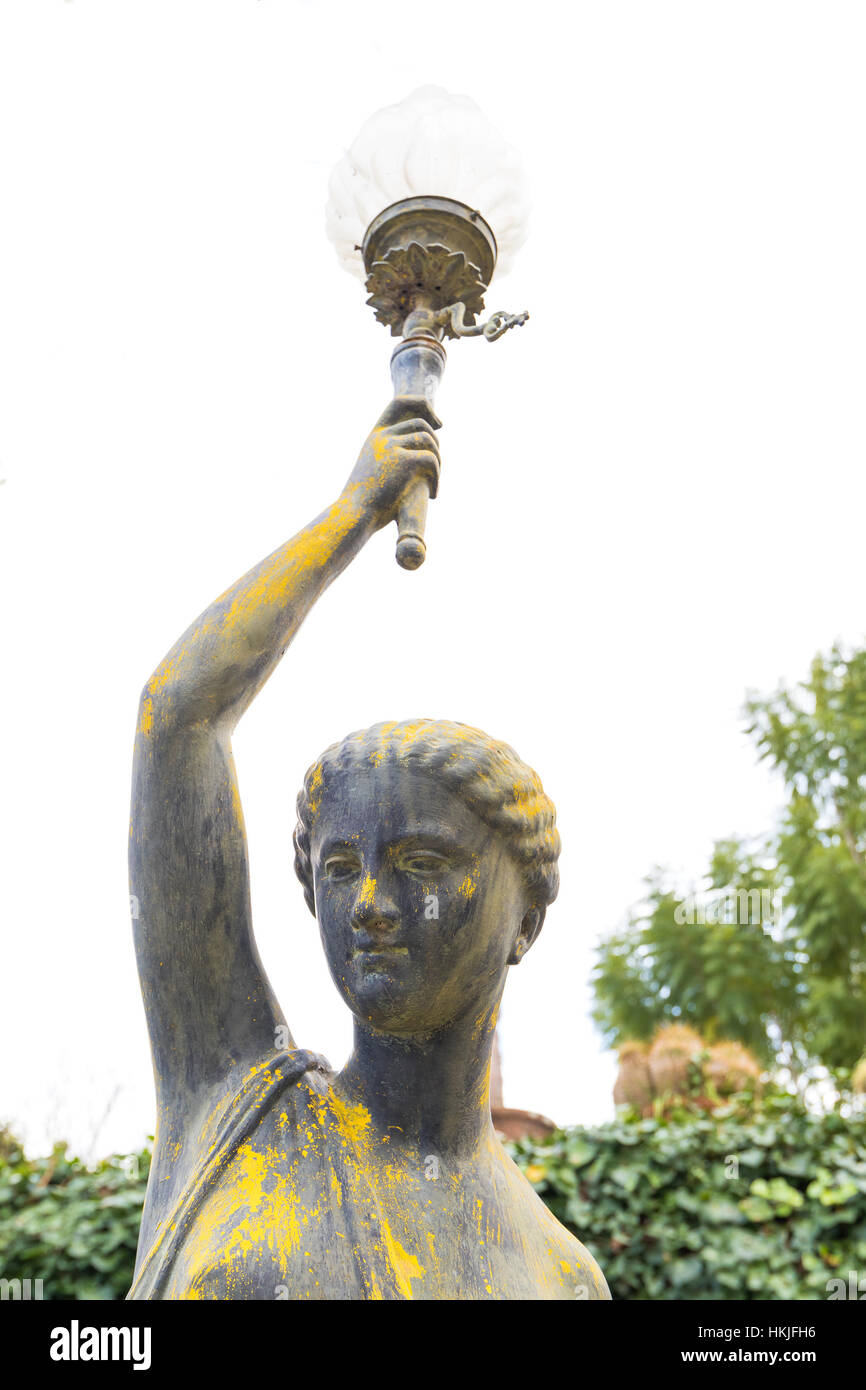 Vecchio e oxydized lady statua in bronzo Foto Stock