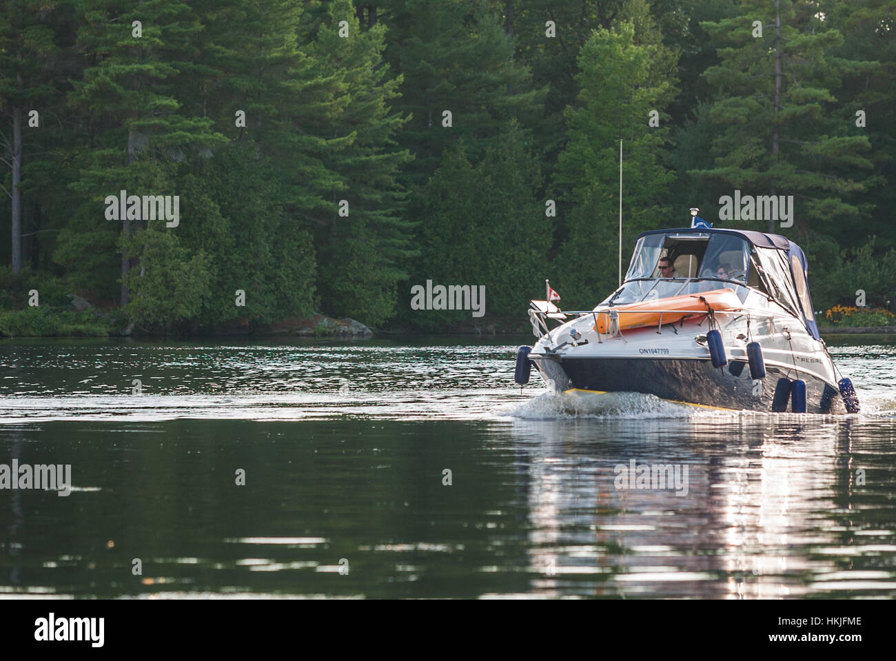 Luglio 31, 2010 - Campbellford, Ontario, Canada - barche a motore e barche da pesca rende il loro cammino lungo la via navigabile Trent-Severn in Eastern Ontario. Foto Stock