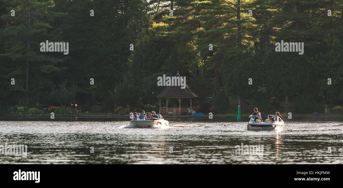 Luglio 31, 2010 - Campbellford, Ontario, Canada - barche a motore e barche da pesca rende il loro cammino lungo la via navigabile Trent-Severn in Eastern Ontario. Foto Stock