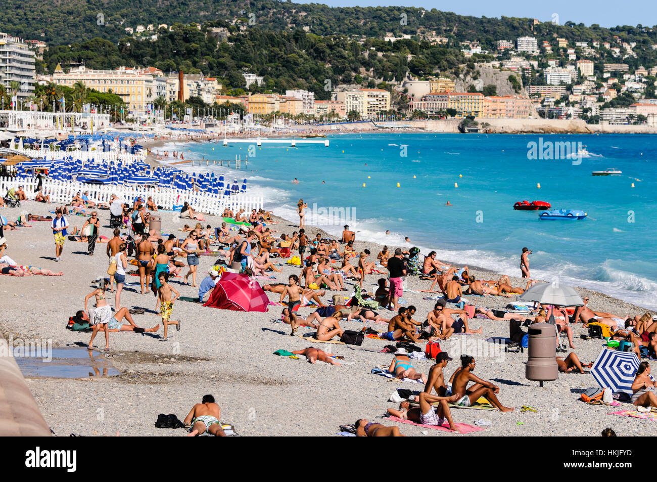 Una folla di persone a prendere il sole sulla spiaggia a Nizza Foto Stock