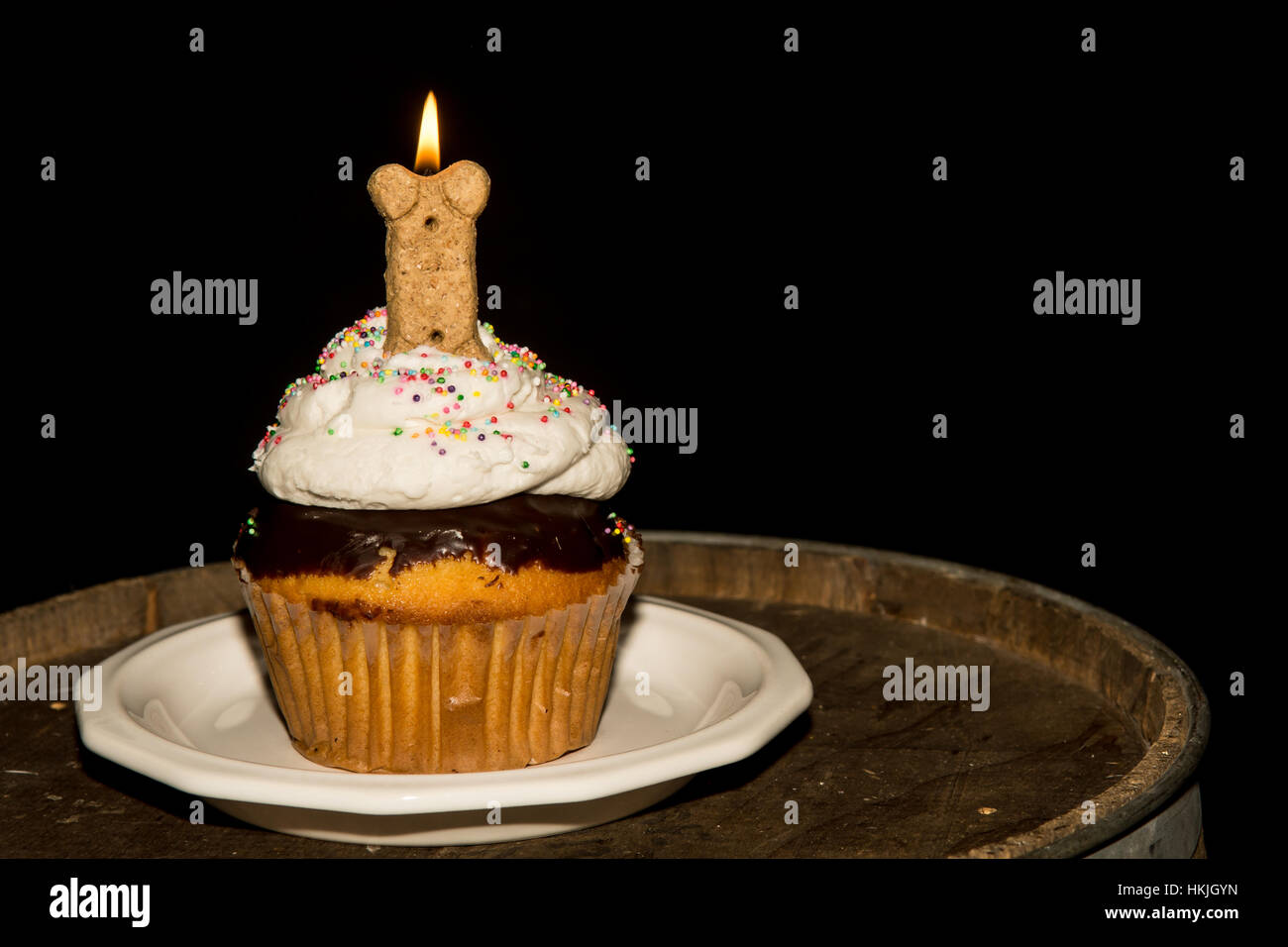 Una tortina di compleanno per il cane. Foto Stock