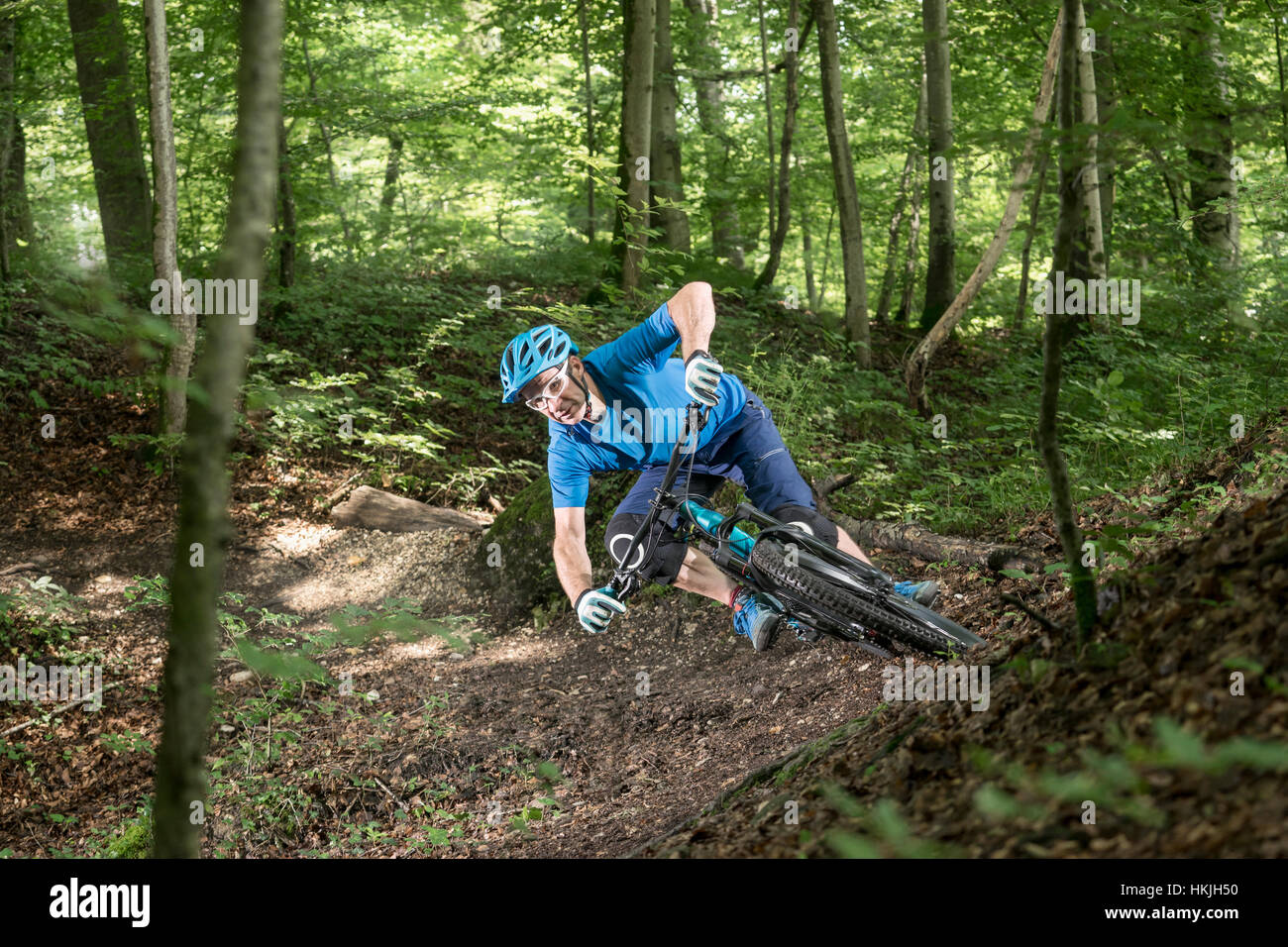 Mountain Biker guida in discesa nel bosco, Baviera, Germania Foto Stock
