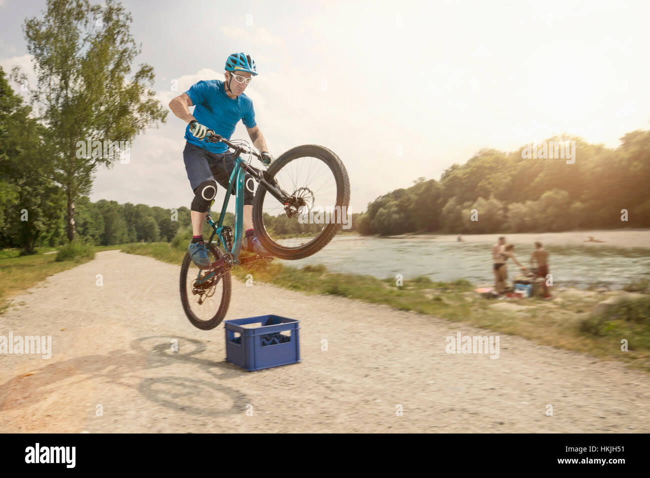 L'uomo jumping con mountainbike sulla cassa di birra, Baviera, Germania Foto Stock