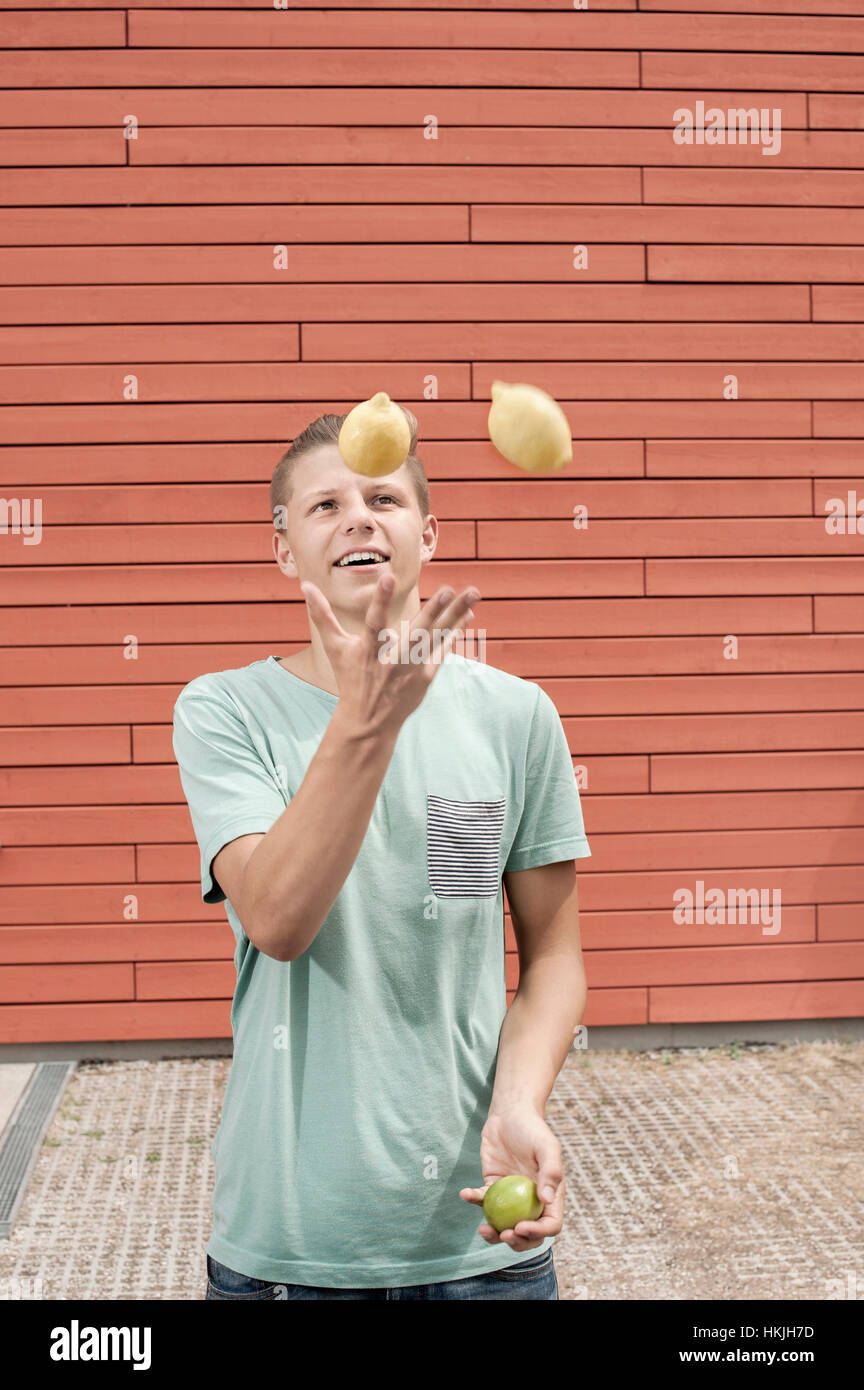 Giovane uomo giocoleria con i limoni, Baviera, Germania Foto Stock