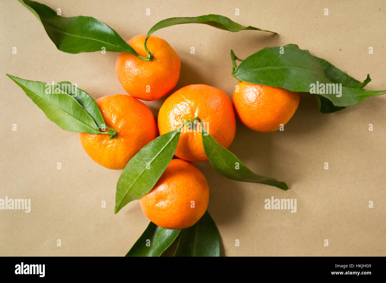 Bella mandarini arance sulla carta di avvolgimento Foto Stock