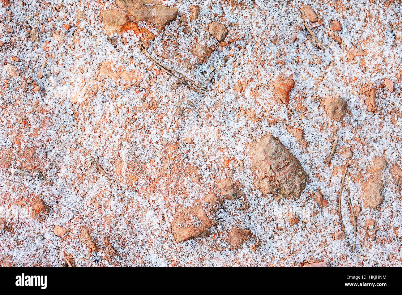 Neve intorno a pietre rosse texture in inverno Foto Stock