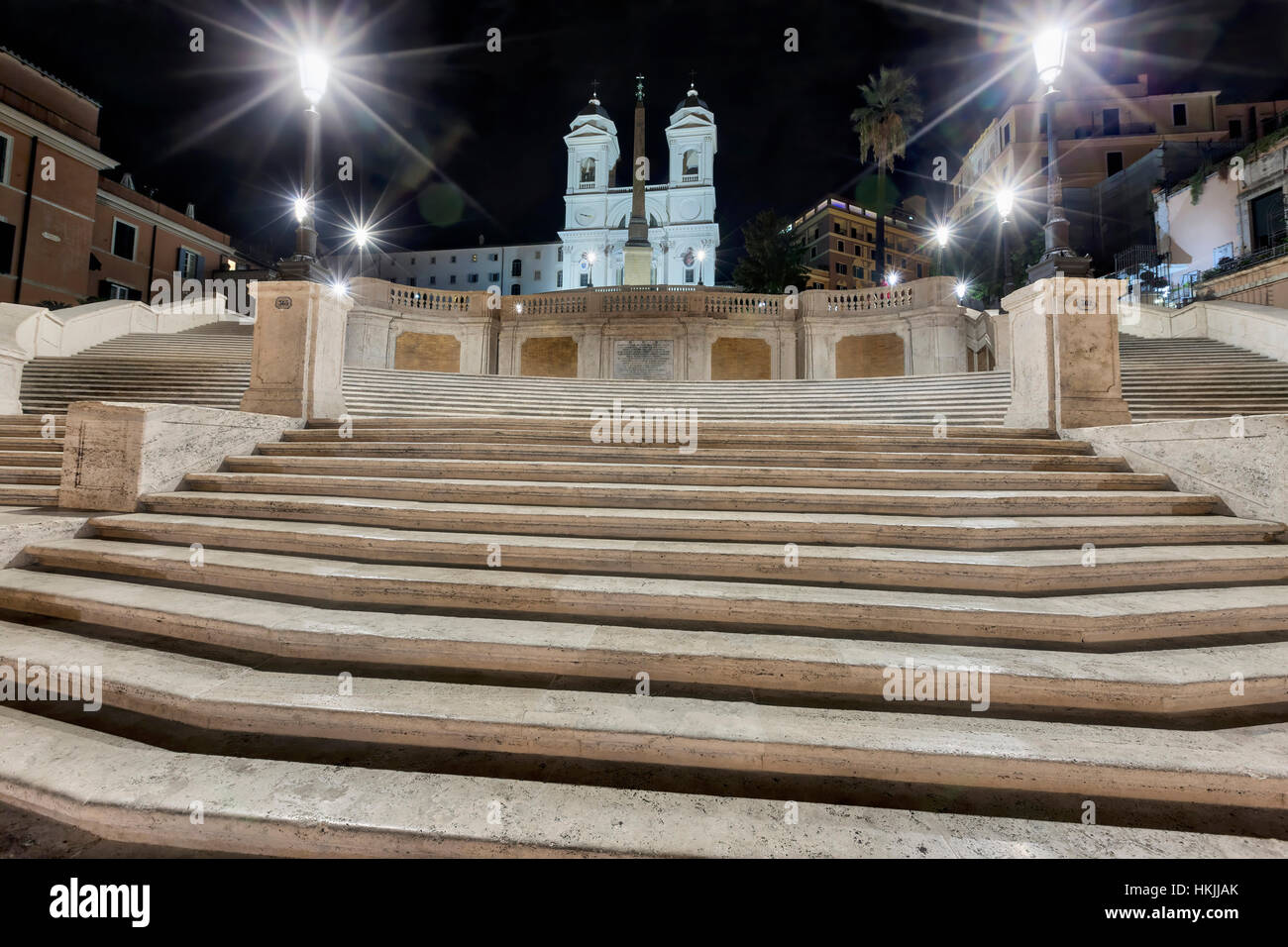Scalinata di piazza di Spagna con la chiesa illuminata di notte, Piazza di Spagna, Roma, Italia Foto Stock