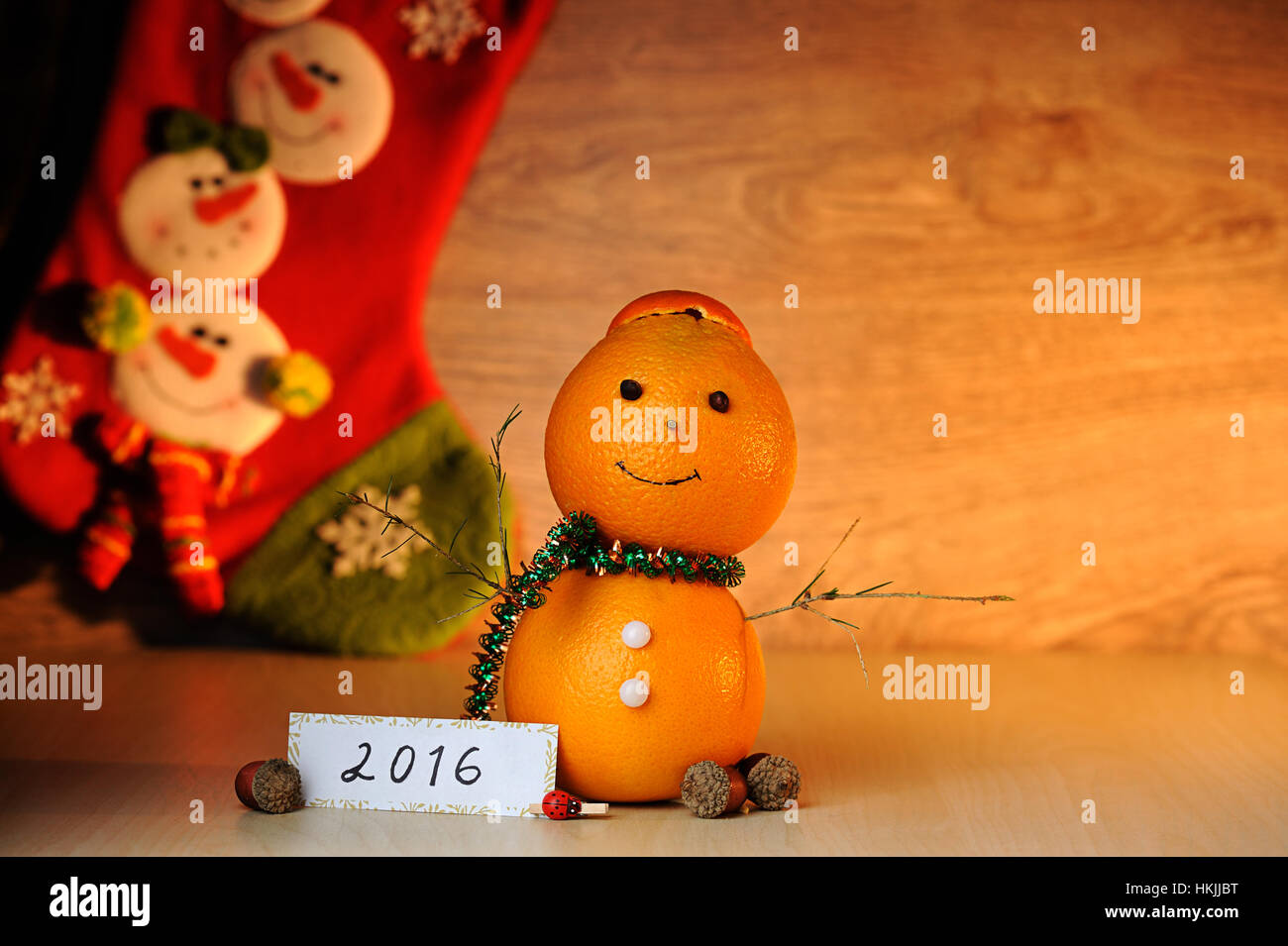 Smile pupazzo da orange decorazione su tavola di legno Foto Stock