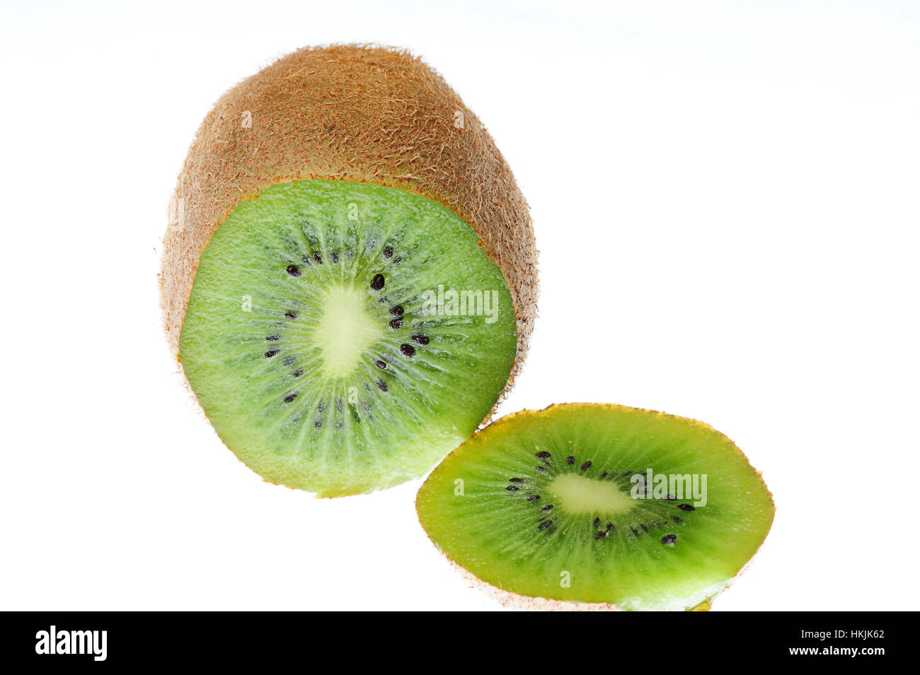 Kiwi freschi vivid fetta tagliata su sfondo bianco Foto Stock