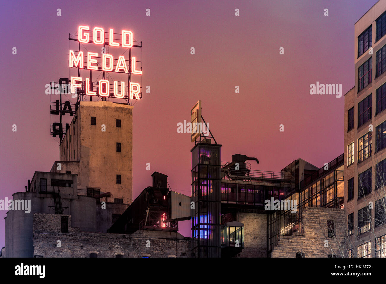 Medaglia d'oro farina segno sul mulino del Museo della Città di notte nel centro di Minneapolis, Minnesota. Foto Stock