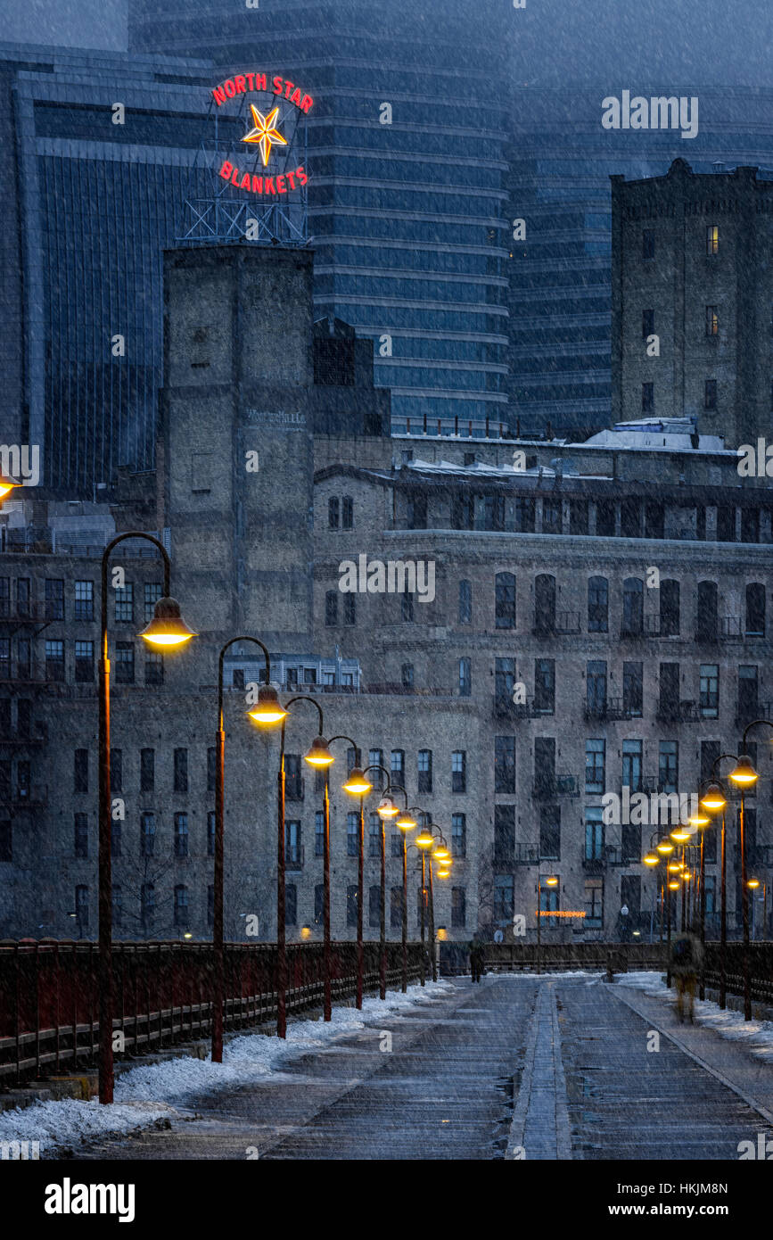 Illumina di arco in pietra ponte pedonale a Minneapolis, Minnesota. Foto Stock