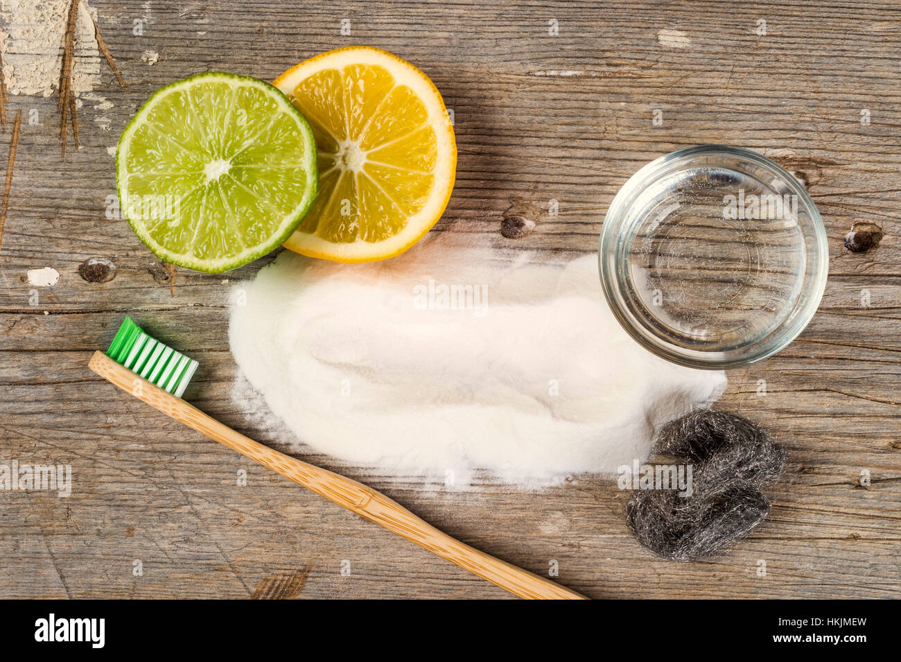 Il bicarbonato di sodio, acqua, limone, spugna, spazzolino da denti e la  lana di acciaio Foto stock - Alamy