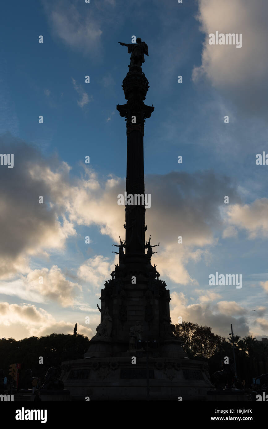 Silhouette di un monumento dedicato al celebre navigatore italiano Cristoforo Colombo (Christopher Columbus) a Barcellona, Spagna. Foto Stock