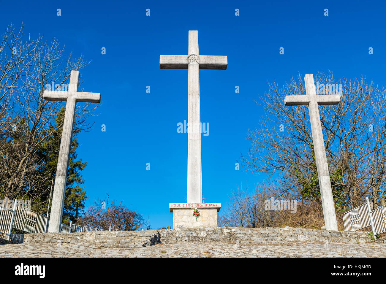 Tre croci contro il cielo blu Foto Stock