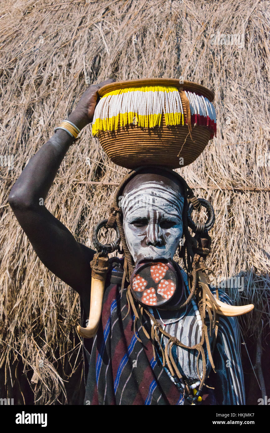 Tribù dei Mursi persone in abiti tradizionali con piastra a labbro, villaggio dei Mursi, Sud Omo, Etiopia Foto Stock