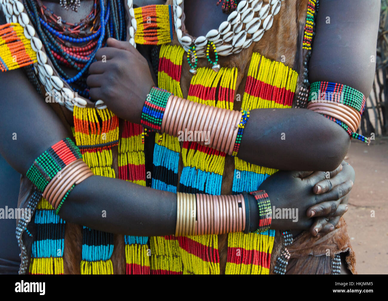 Hamar tribù di persone in abiti tradizionali, Hamar Village, Sud Omo, Etiopia Foto Stock