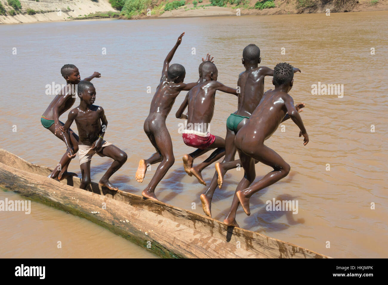 Kara tribù ragazzi in piroga sulla parte inferiore del fiume Omo, Sud Omo, Etiopia Foto Stock