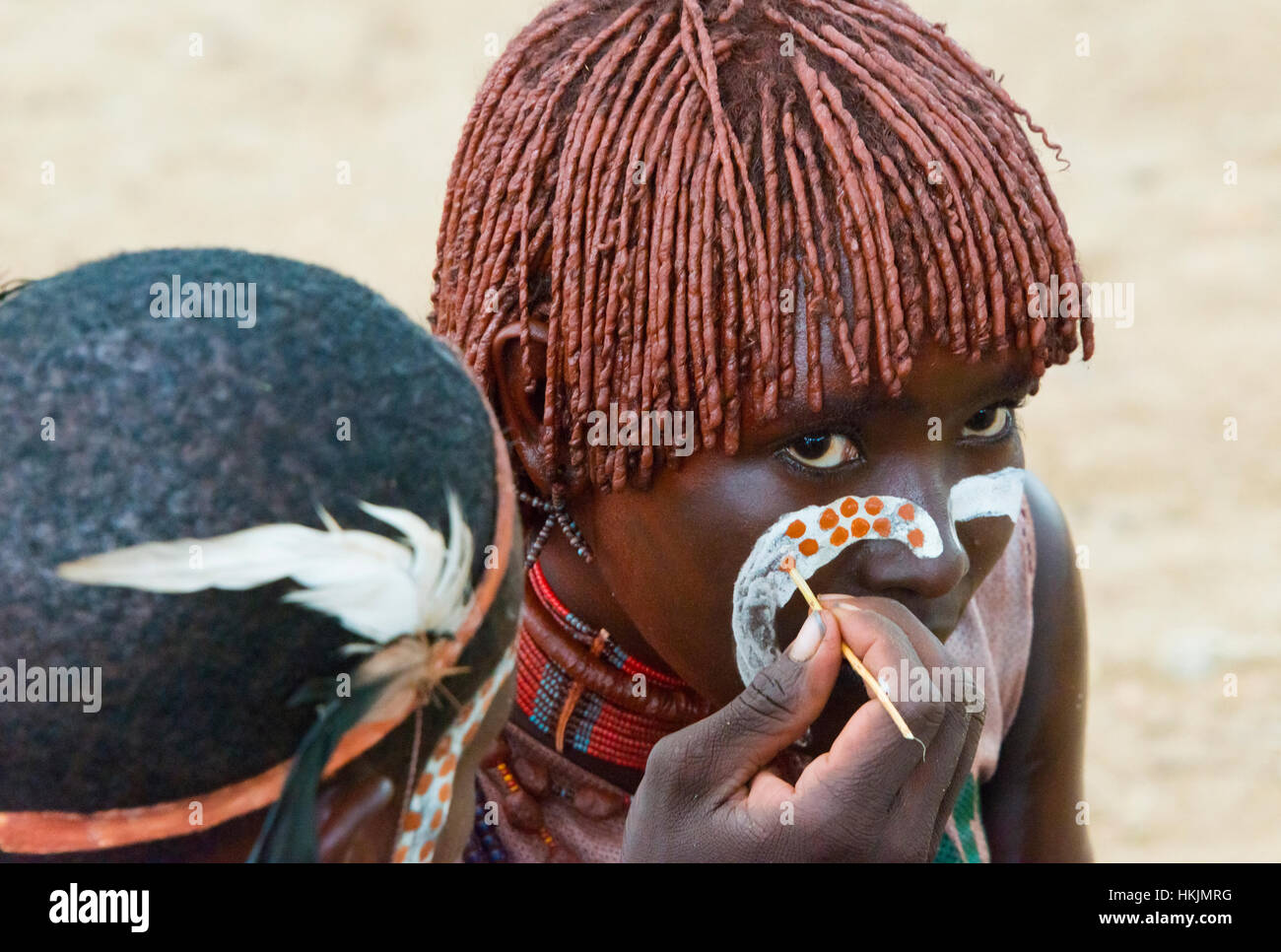 Hamar tribù le persone che si preparano per il bestiame Jumping (un evento cerimoniale di celebrare un Hamar uomo arriva di età), Sud Omo, Etiopia Foto Stock