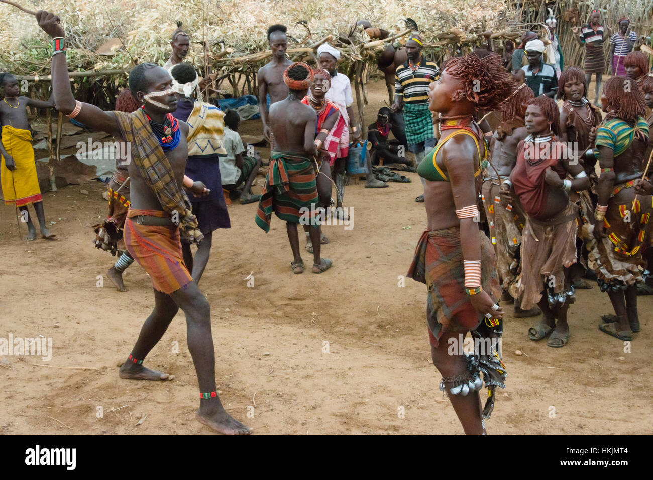 Hamar tribù donna essendo montata da un uomo a bovini Jumping celebrando un Hamar proviene di età, Sud Omo, Etiopia Foto Stock