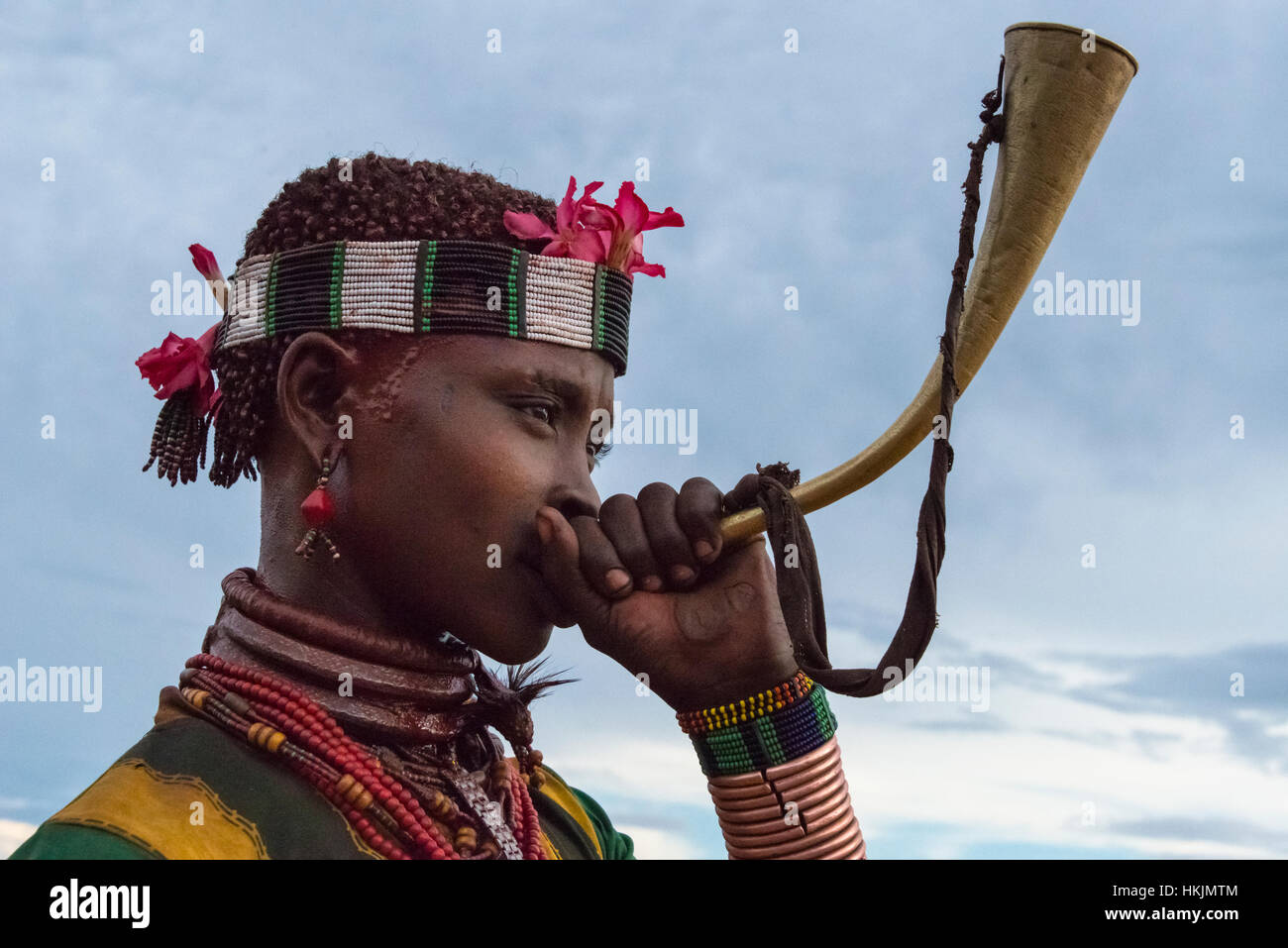 Hamar tribù donna corno di soffiaggio in Hamar Village, Sud Omo, Etiopia Foto Stock