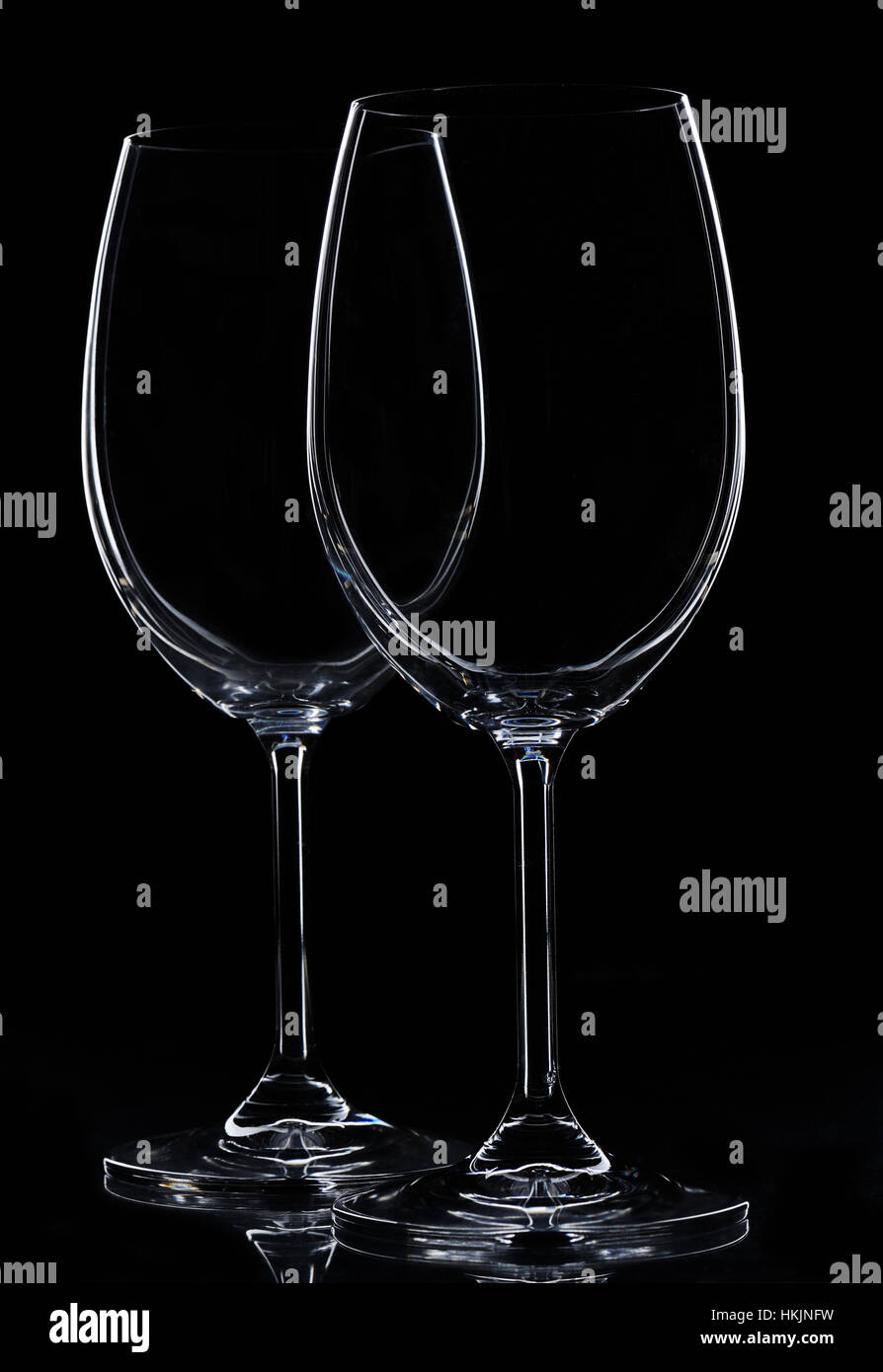 Due bicchieri di vino stand su sfondo nero Foto Stock