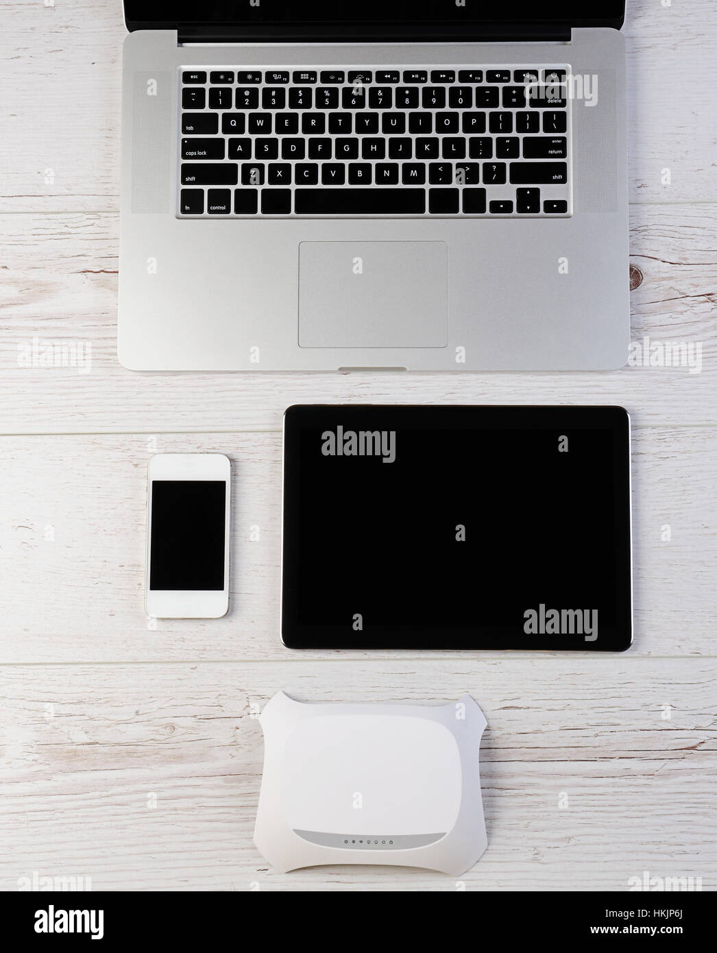 Modem router wifi consente di collegare il portatile tablet e smartphone su legno Foto Stock