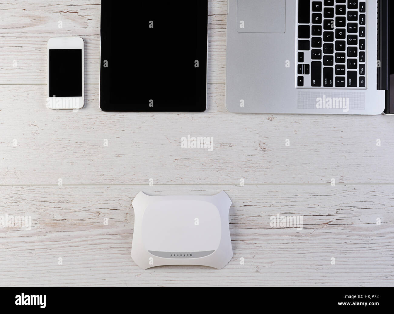 Wifi internet modem router collegare il laptop tablet e smartphone su legno Foto Stock
